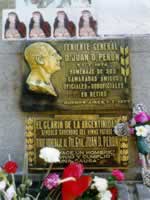 Placas en la tumba de J. D. Perón