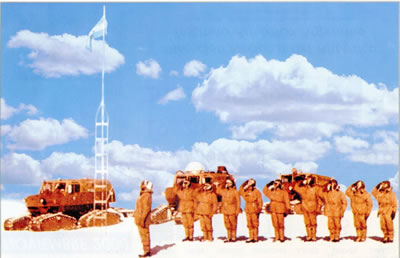 Los expedicionarios saludando la bandera argentina en el Polo Sur en la Operació 90 en 1965