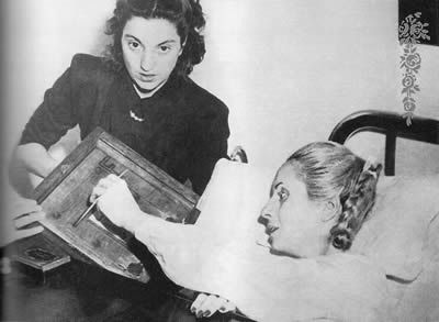 Evita votando en el hospital en 1951.