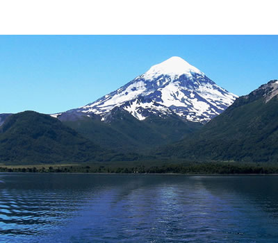 Volcán Lanín en verano, visto desde el lago Huechulafquen.