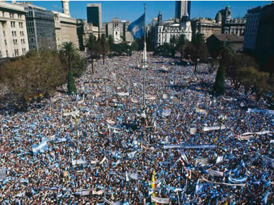 Cientos de personas reunidas en Plaza de Mayo apoyan a Galtieri.