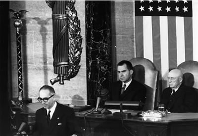 El 23 de enero de 1959 el presidente Arturo Frondizi, habla  en la sesión conjunta del Congreso de los Estados Unidos