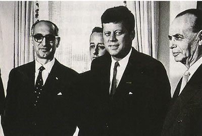 Arturo Frondizi , John Fitzgerald Kennedy y el canciller Miguel Ángel Cárcano en Estados Unidos el 10 de septiembre de 1961