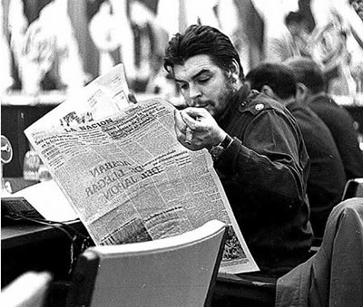 Ernesto Guevara en el aeropuerto de Montevideo leyendo el diario La Nación en espera para la visita a la Argentina para el encuentro ocn Frondizi, esta sera el último viaje que hara al país el 18 de agosto de 1961.