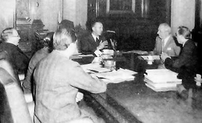 La CGT se reúne con Lonardi. A la izquierda de la foto, Luis Cerrutti Costa (Ministro de Trabajo); al centro, el presidente de facto general Eduardo Lonardi; a la derecha, Luis Natalini y Andrés Framini, líderes de la central sindical CGT. 1955.…