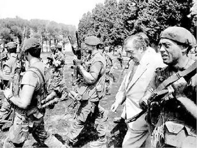 El presidente Raúl Alfonsín llega a Campo de Mayo durante el levantamiento militar carapintada para negociar en Semana Santa de 1987.