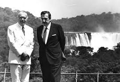 Raúl Alfonsín y su par de Brasil, José Sarney en las cataratas del iguazú