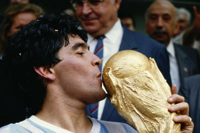 Diego  besa la copa del 86