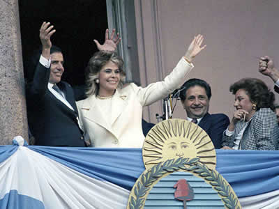 Carlos Menem, junto a su mujer Zulema Yoma , y el Vicepresidente Eduardo Duhalde saludando en el balcón de la Casa Rosada, tras su asunción como presidente.