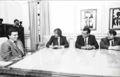 Carlos Menem negociando con los dirigentes sindicales