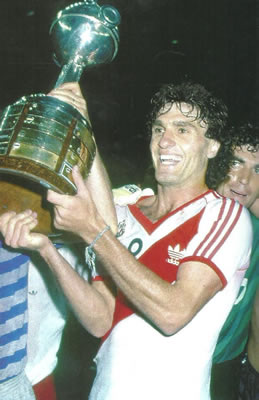 Oscar Ruggeri levantando la Copa Libertadores en 1986.