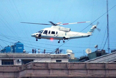 Fernando De la Rúa sube al helicóptero