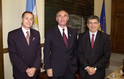 Fernando de la Rua en la OEA El presidente Fernando de la Rua junto a el canciller Adalberto Rodríguez Giavarini  y el titual de la OEA Cesar Gaviria  durante la visita de la delegación Argentina a la OEA el 14 de Junio de 2000