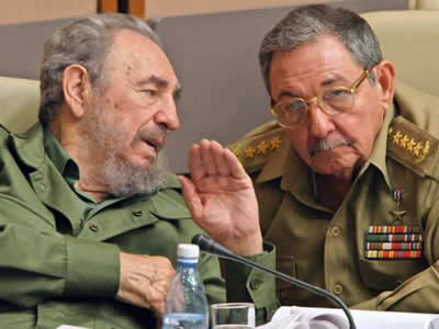 Fidel Castro delegó el mando en su hermano Raúl