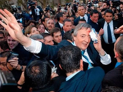 Néstor Kirchner se golpeó la cabeza en un accidente con un fotógrafo.