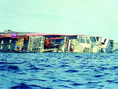 ARA Bahía Paraíso parcialmente hundido en la actualidad