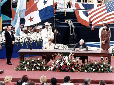 Carter firmando el acuerdo en 1977