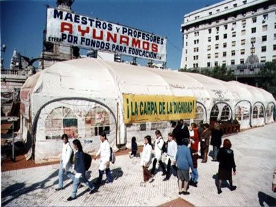 Levantan la Carpa Blanca La Carpa Blanca fue una de las protestas más extensas de la década de 1990 esta pa protesta culminó cuando el Congreso Nacional promulgó una Ley de Financiamiento Educativo que garantizaba un fondo salarial de $660 millones de