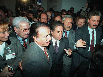 Menem junto a Duhade durante el lanzamiento de campaña del Partido Justicialista en la ciudad de Buenos Aires, el 11 de julio de 1997.