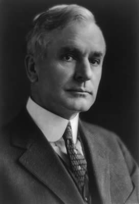 Cordell Hull El Secretario de Estado de Estados Unidos, Cordell Hull, causó la renuncia del «aliadófilo» canciller argentino, el almirante Segundo Storni, y su reemplazo por el «neutralista» coronel Alberto Gilbert.