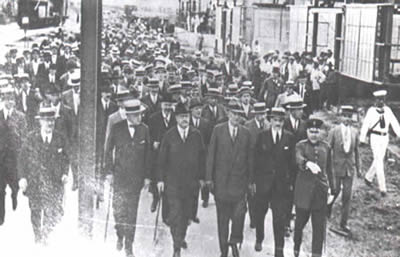 El presidente de YPF Enrique Mosconi recorre con el presidente Marcelo T de Alvear y a otras autoridades nacionales y provinciales durante la inauguración de la destilería de La Plata, el 23 de diciembre 1925.