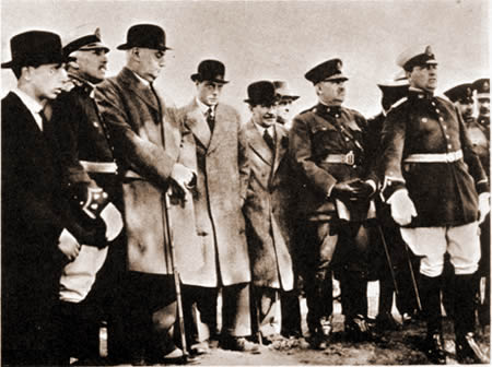 Eduardo de Windsor, príncipe de Gales, con Alvear, Francis Beilby Alston, Agustín P. Justo y José F. Uriburu, durante una visita al Colegio Militar, agosto de 1925. (Archivo General de la Nación. )