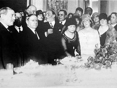 Marcelo T de Alvear y Regina Pacini en la Casa del Teatro.