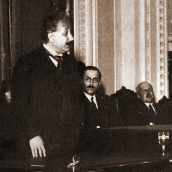 Albert Einstein, José Arce y Ángel Gallardo, durante una conferencia en el Colegio Nacional de Buenos Aires en el año 1925.